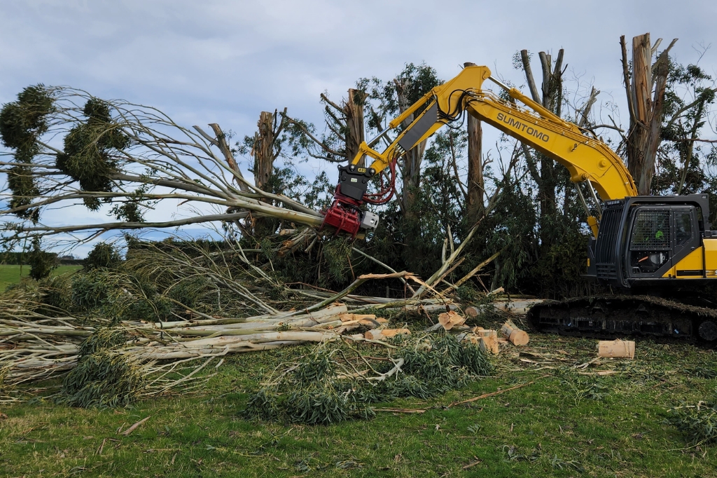 The Vosch grapple saw in action during a shelterbelt management project in Southland.